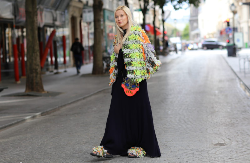 color blocking look, blue maxi dress, teddy jacket, colorful slippers, streetstyle